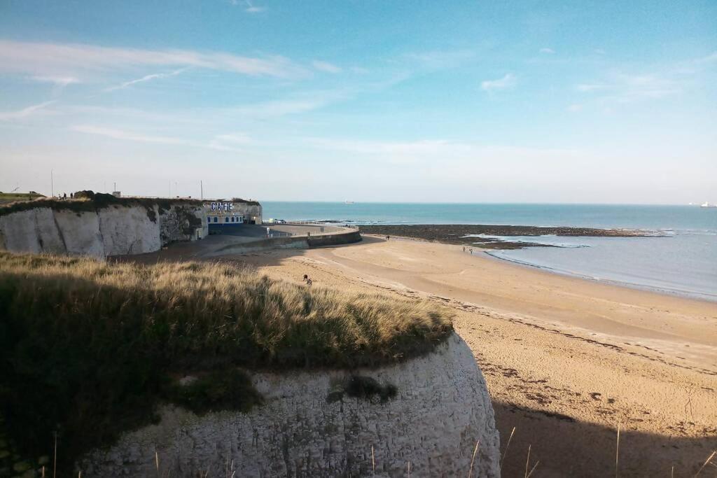 Palm Bay'S Luxury Bungalow - Self Check In & Parking Villa Margate Exteriör bild